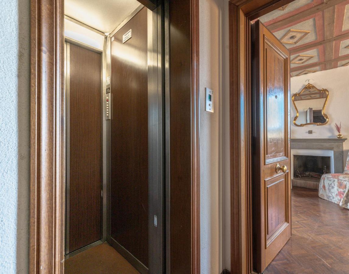 Via Lamberti, 3 - Florence Charming Apartments - Charming And Historic 5Th-Floor Attic Apartment With Elevator In A Building At The Heart Of Vibrant Florence, Just A 2-Minute Walk From All Attractions Ngoại thất bức ảnh